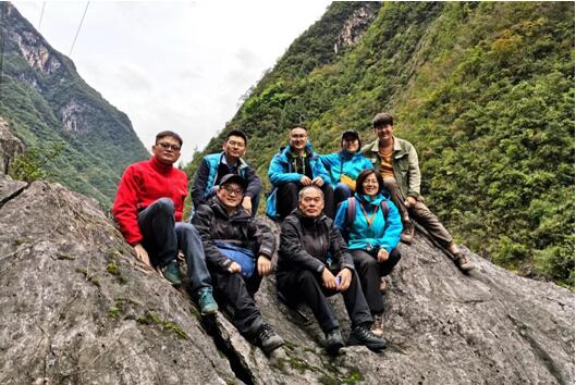 自然资源部沉积盆地与油气资源重点实验室考察人员合影 自然资源部沉积盆地与油气资源重点实验室考察人员合影