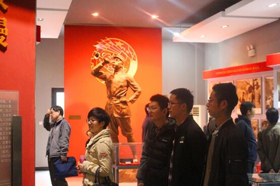 党员同志们参观成都战役纪念馆