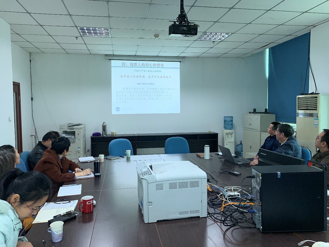 支部书记张建龙同志讲党课