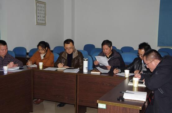 党支部书记张建龙同志带领党员学习文件