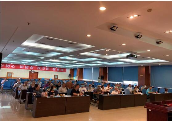 认真听取报告的离退休党员同志