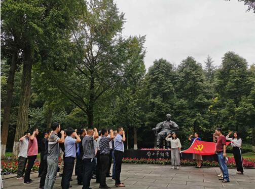 在小平铜像前重温入党誓词