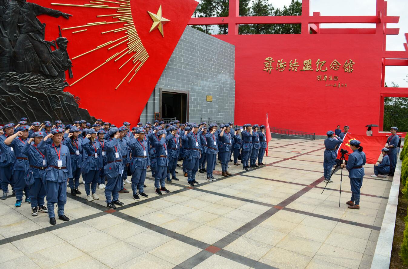 全体学员重温入党誓词 全体学员重温入党誓词