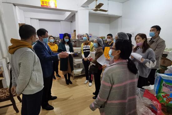 工会主席王兆国同志带队对中心食堂进行突击检查