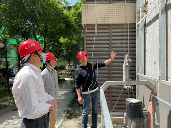 深入住宅区电梯公寓外墙维修施工现场