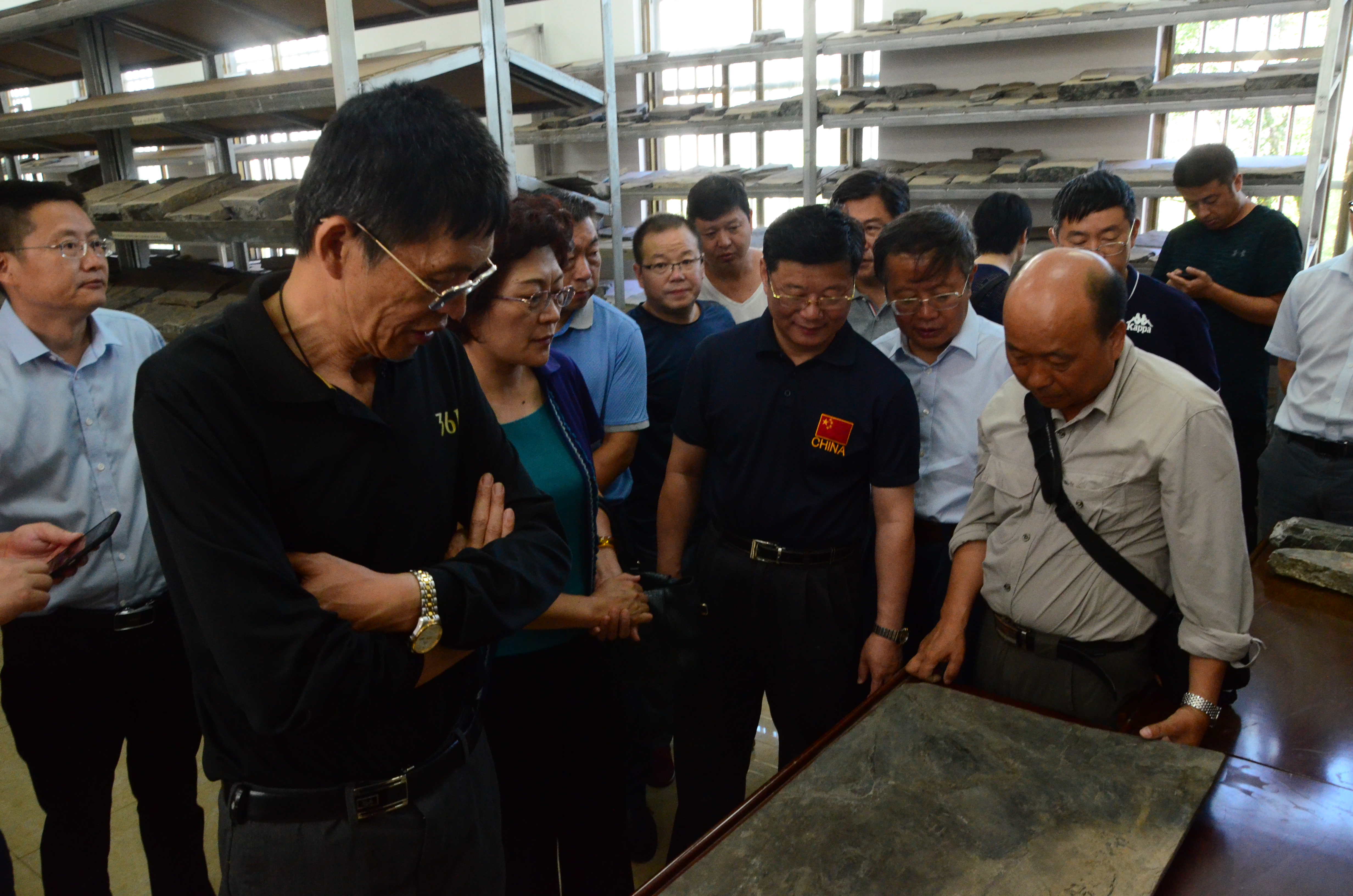 参观罗平生物群野外基地标本陈列馆 参观罗平生物群野外基地标本陈列馆
