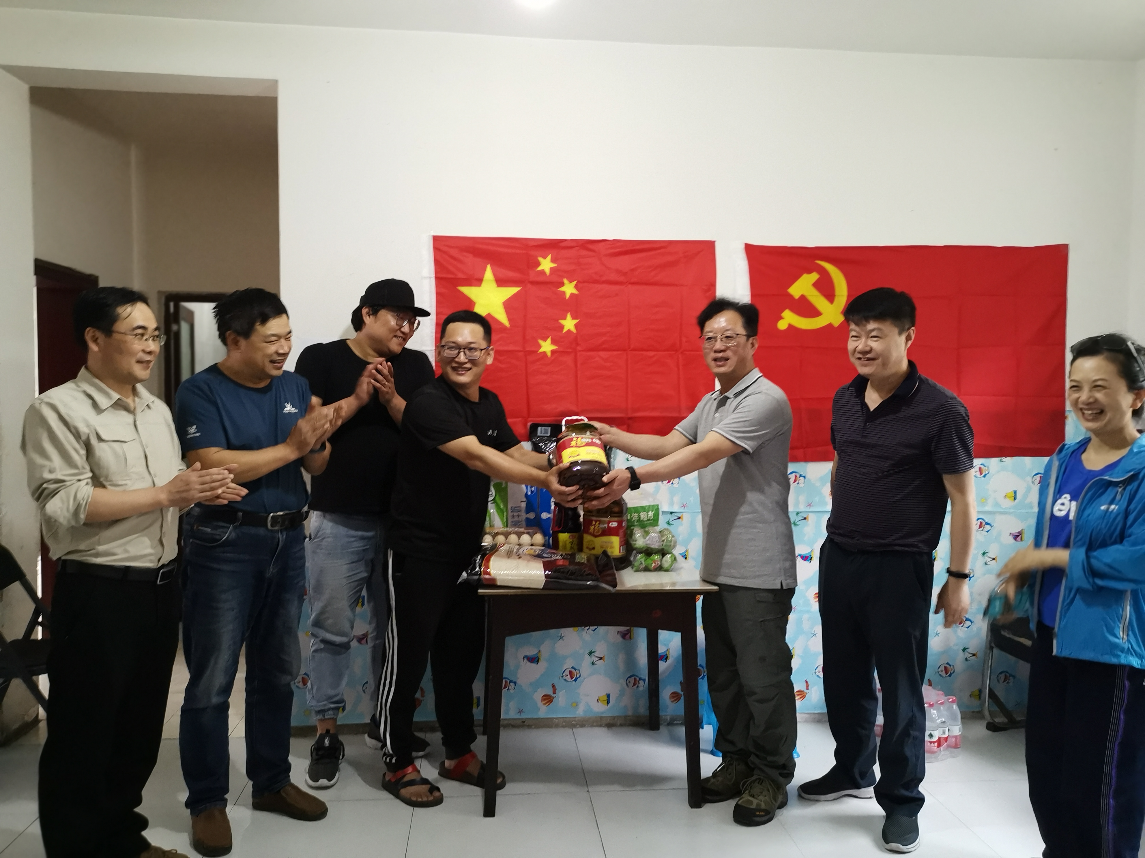 4 开展慰问活动 4 开展慰问活动