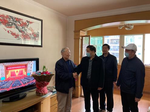 看望慰问抗美援朝老兵马超洁同志