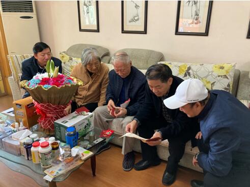 马超洁同志向慰问组展示抗美援朝纪念证书