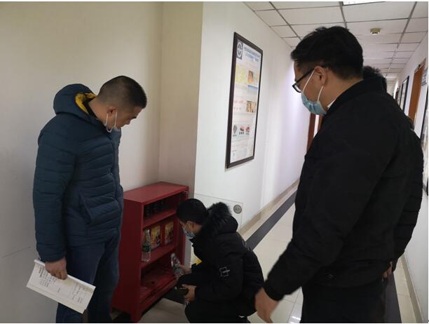 2月3日，纪委书记曹春乾实地检查楼道消防栓