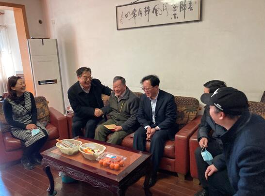 向退休老领导杨瑞尧同志(左三)通报中心情况