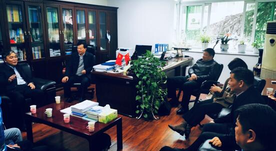 李文昌主任与周寅伦董事长一行亲切交谈