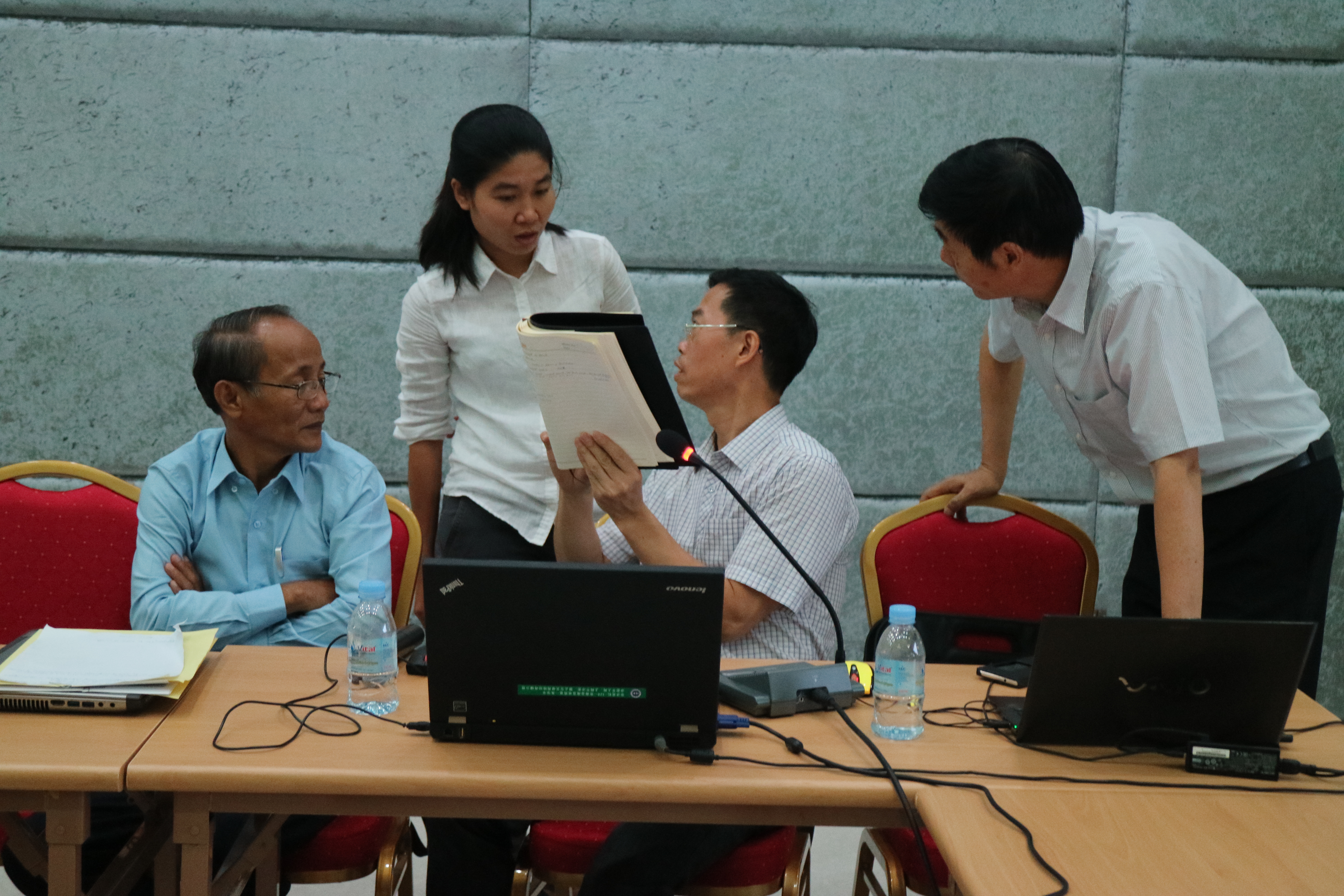 成都中心专家向柬埔寨地质矿产总局接受培训学员答疑