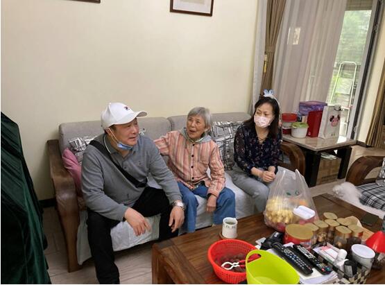 看望慰问离休干部王叶同志