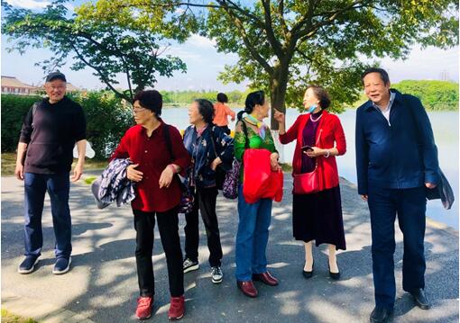绿荫小道闲游