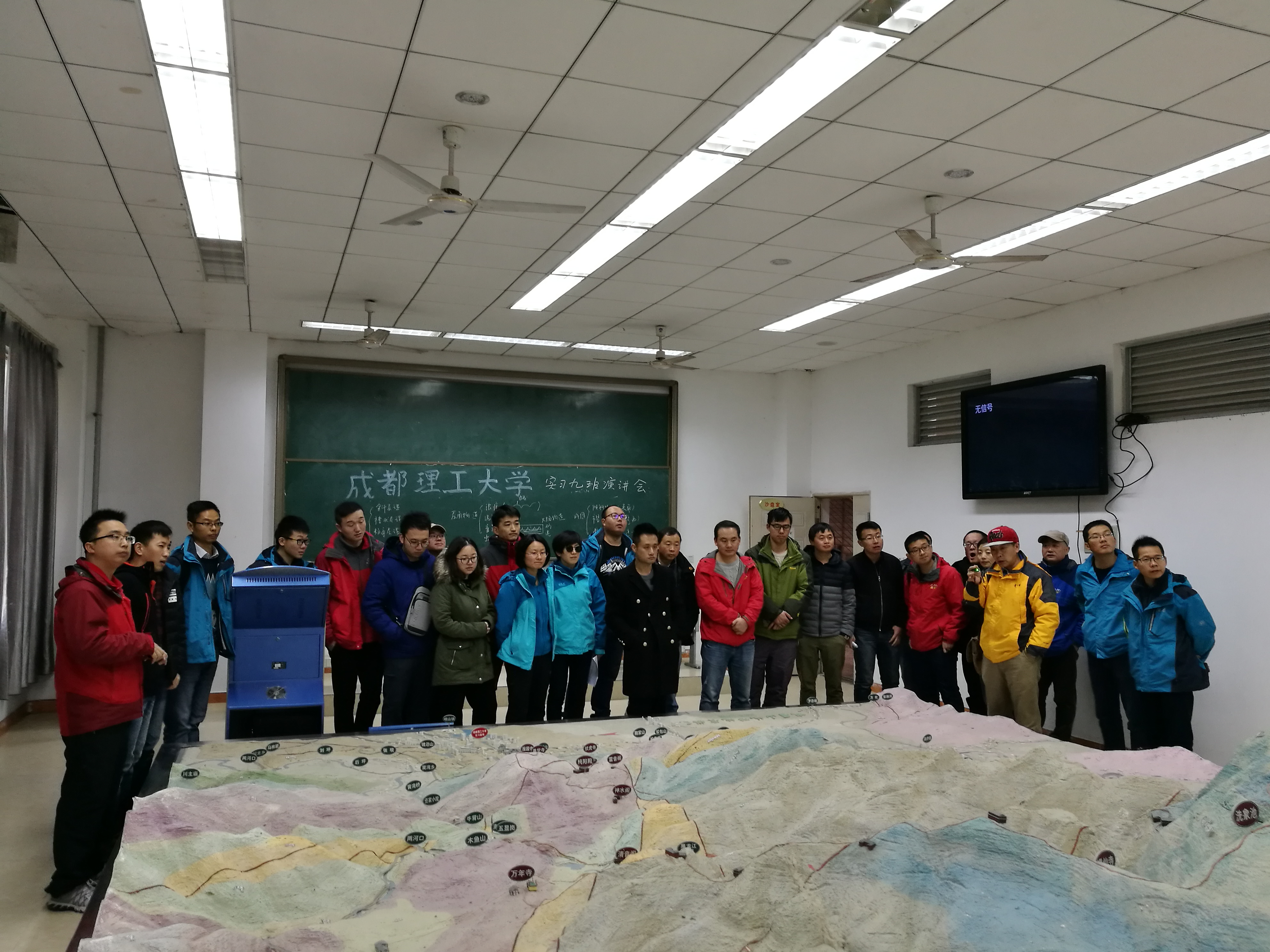 2 邓斌教授在模型前讲解