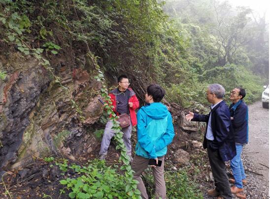 专家组与油气地质调查单元负责人野外现场讨论